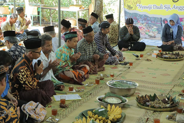 Merti Dusun Pedukuhan Degung Angkat Kenduri Tradisional Menggunakan Wadah Sarangan dan Daun Jati