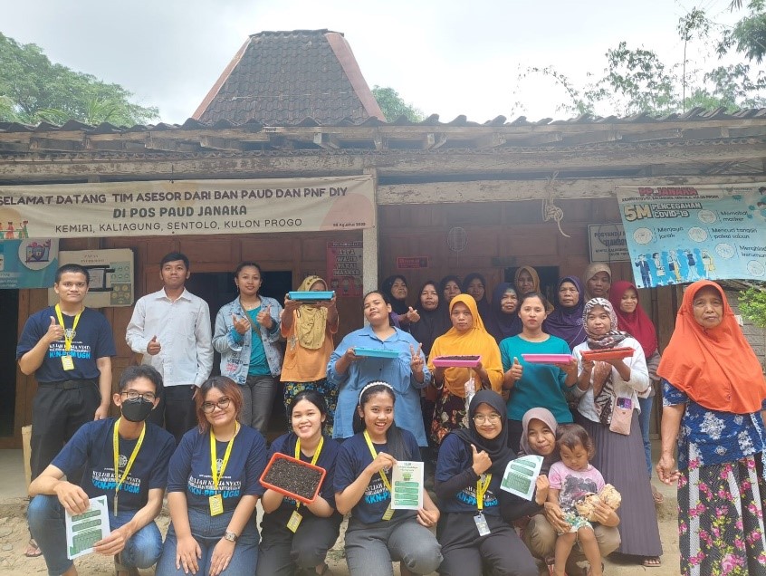 Mahasiswa KKN UGM Melaksanakan Budidaya Microgreen sebagai Upaya Pencegahan Stunting di Kemiri